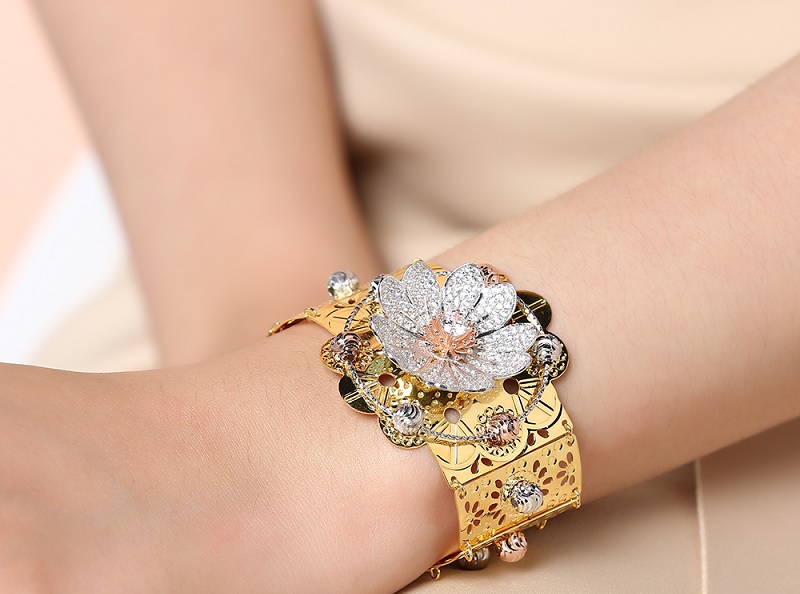 Vòng tay bản to lạ mắt, sang chảnh